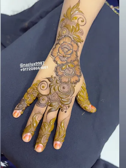 This design combines different types of flowers, including roses and spirals, for a varied and interesting floral pattern.