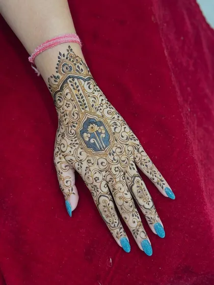 A stunning design featuring a bold central motif, perfect for making a statement.