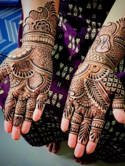 A clear and close-up view of the "K" initial mehandi.
