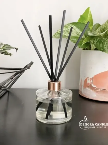 To suit a more modern aesthetic, I offer my reed diffusers with different finishes. This version features a stylish rose gold cap and bold black reeds, perfect for contemporary home decor.