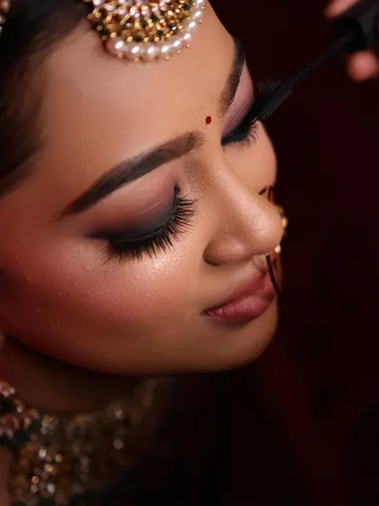 The details make the difference. This close-up showcases a smoky eye with a touch of shimmer, blended to perfection. I focus on techniques that define the eyes and ensure the makeup is flawless both in person and in photos.
