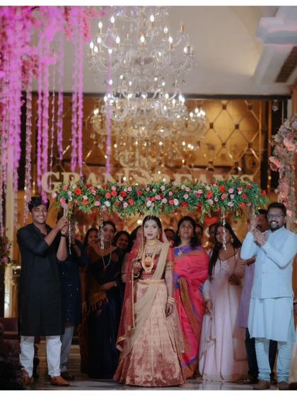 The bride, Alka, makes her grand entrance under a 'phoolon ki chadar' held by her brothers, a classic and emotional moment.
