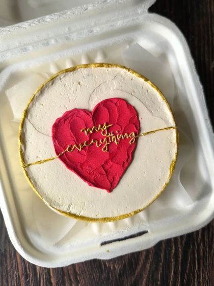 A simple yet powerful message on a cake. This design features a textured red heart with "my everything" written in elegant gold script, making it a beautiful anniversary or Valentine's bento.