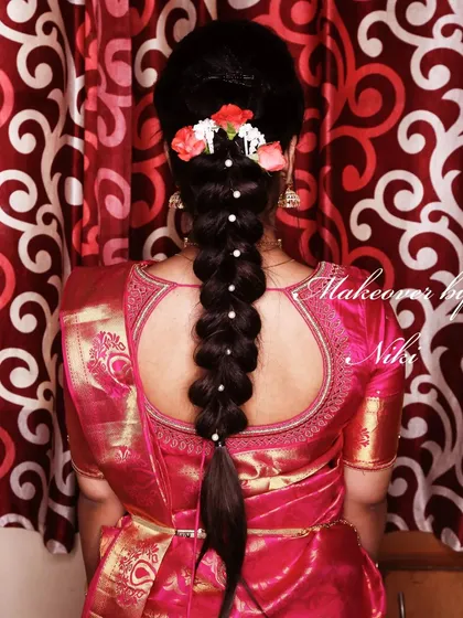 A simple yet elegant braid for an engagement look, decorated with small flowers and pearls for a touch of grace.