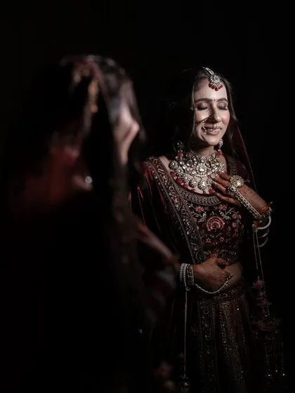 A moment of pure happiness. The bride's smile is the centerpiece, enhanced by a makeup look that is both radiant and joyful.