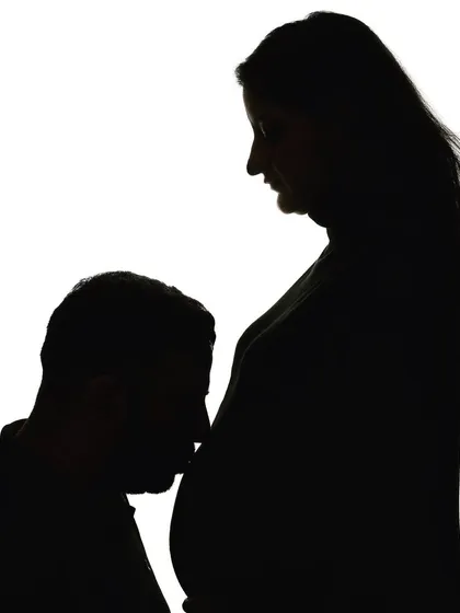 Love can’t be explained, but it can be captured. This intimate silhouette of a dad-to-be kissing the baby bump is full of emotion and tenderness.