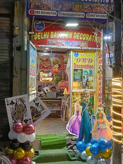 Yeh hamari dukaan, Delhi Balloon Decoration, Uttam Nagar mein Balaji Chowk par hai. Yahan aapko har tarah ki party ke liye decoration ka saaman mil jayega aur hum decoration service bhi dete hain.