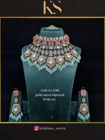 A unique color combination of pink and mint green tassels on our polki bridal set, perfect for a modern, fashion-forward bride.