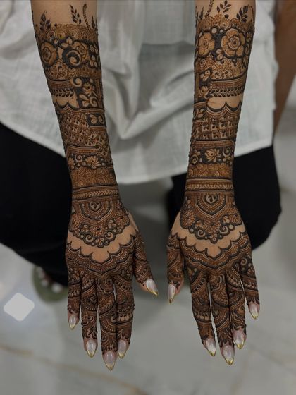 A full-sleeve design featuring beautiful floral patterns and scalloped edges.