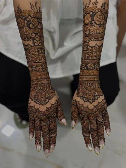 A full-sleeve design featuring beautiful floral patterns and scalloped edges.
