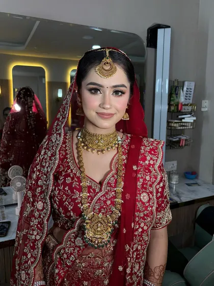 This bride is the picture of elegance. The simple bindi and traditional jewelry are the perfect finishing touches to her classic bridal look.