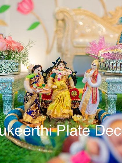 Another angle of the detailed doll arrangement for a baby shower. The combination of traditional figures and fresh flowers creates a wonderful 'nalla vibration'.