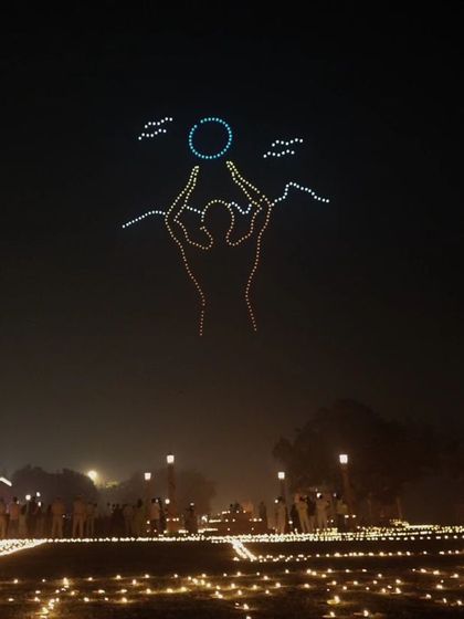 A formation of a devotee offering prayers to the sun, part of our Dilli Deepotsav show. The event was a beautiful blend of rituals like the Yamuna Aarti and our aerial storytelling.