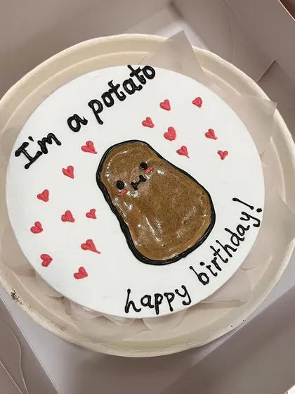 How cute is this "I'm a potato" bento cake? These small lunchbox cakes are perfect for inside jokes and personal messages, making any celebration extra special and fun.