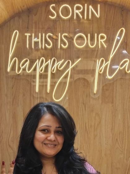 A smiling portrait with her fresh haircut. The layers frame her face perfectly, enhancing her features.