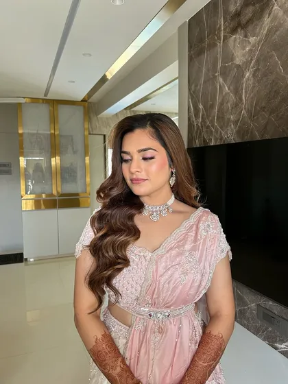 A closer look at this soft engagement glam. You can see the subtle pink eyeshadow and the smooth, airbrushed finish of the skin, creating a look that is both romantic and polished.
