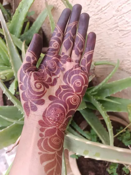 Another look at a beautiful, mature henna stain. The rose patterns are a popular choice, and my organic paste ensures they develop into this lovely dark shade.