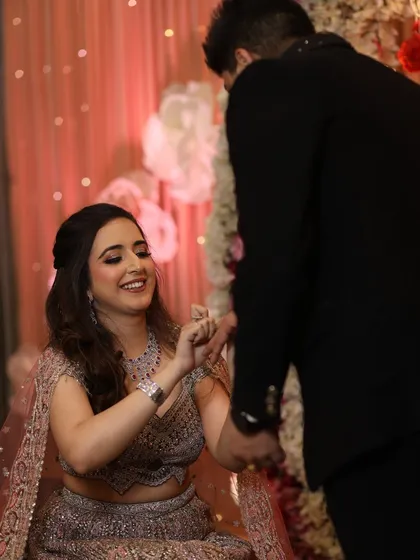 Pure engagement glam. This look features sparkling eyes, a flawless base, and a happy smile that says it all.