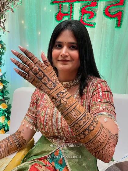 A beautiful bride from Nashik, with her intricate mehendi done by me and my team.
