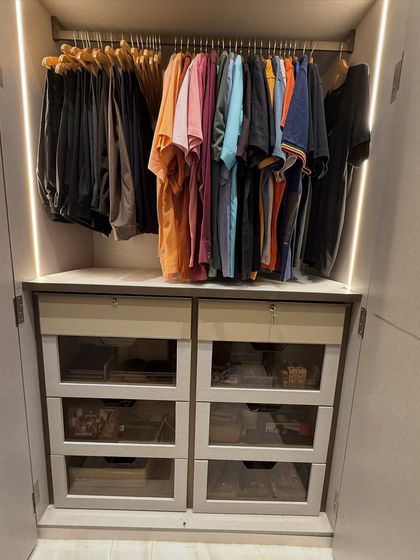 We transformed this closet with a system of glass-front drawers. This allows our client to see the contents of each drawer without opening it, making it easy to find folded t-shirts and other items.