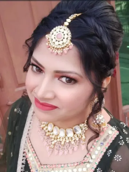 A happy client with makeup and jewellery done by me. The pink-toned makeup perfectly complements her kundan and pearl jewellery.