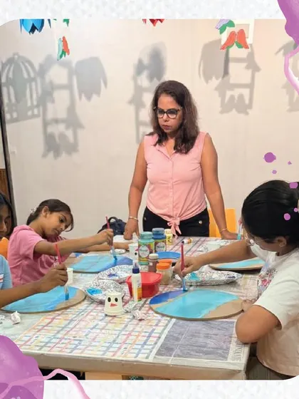 Teamwork makes the dream work! Here's a look at our popular resin art workshop, where kids learn to mix colors and create beautiful, glossy ocean scenes. These group sessions are perfect for making friends and learning a unique art form in a supportive, guided environment.