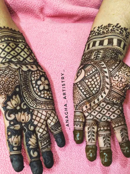 A simple and minimal Indian design. This style is perfect for someone who wants a touch of traditional henna without full coverage.