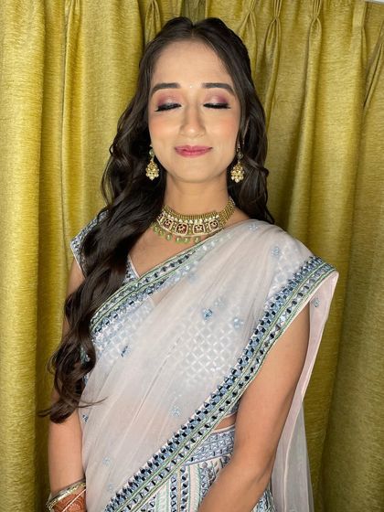 This bride is looking absolutely stunning and happy for her pre-wedding rituals. The look is subtle, beautiful, and lets her radiance shine.