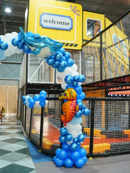 Another view of the ocean-themed balloon arch, showing how it frames the entrance to the play area, inviting kids into a world of aquatic adventure.