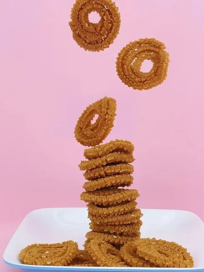 To make your product stand out, we employ creative techniques like this gravity-defying shot of chakli. This playful and dynamic image is designed to stop the scroll and create a memorable impression for snack brands on digital platforms.