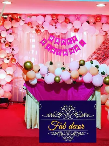 This is a popular unicorn-themed birthday party setup. I used shades of pink, white, and gold to create a magical atmosphere, complete with a full stage backdrop, organic balloon garlands around the cake table, and a unicorn cutout.