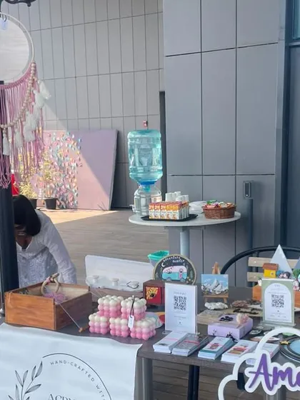 Another view of my market stall, with a pink macrame mirror hanging alongside the nameplates. Events like these are a great opportunity to showcase the different styles I offer, from boho and rustic to colorful and modern.