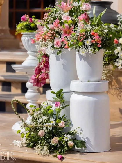 We love using unique planters and vases. Here, we used stacked white vessels to create varying heights for our floral arrangements, adding dimension to the decor at the Oberoi Amarvilas.