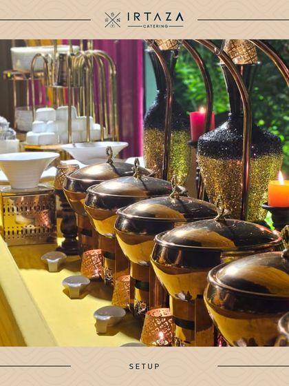 A close-up of our black and gold glitter vases and matching serveware, a popular choice for glamorous evening parties and festive occasions.