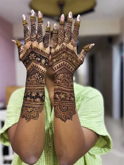 A look at the back of the hands for a full bridal set. This design features bands of elephants and lotuses, creating a beautiful and continuous pattern from front to back.