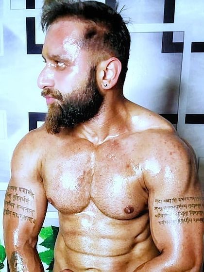 This is the look of determination. Building a defined chest and chiseled abs requires a combination of intense training and a diet supported by the right fat-loss and muscle-building supplements.