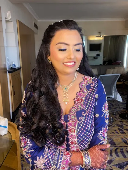 The perfect balance of color and natural glam for a mehendi look.