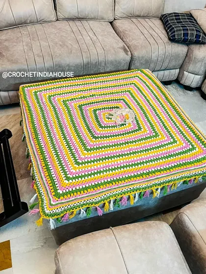 Here you can see the detail of the small flower in the center and the handmade tassels on the large table cover. These little details make each piece special.
