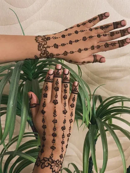 A simple and elegant design with vertical lines of flowers and leaves. This is a great option for young girls or for those who prefer minimalist mehendi.