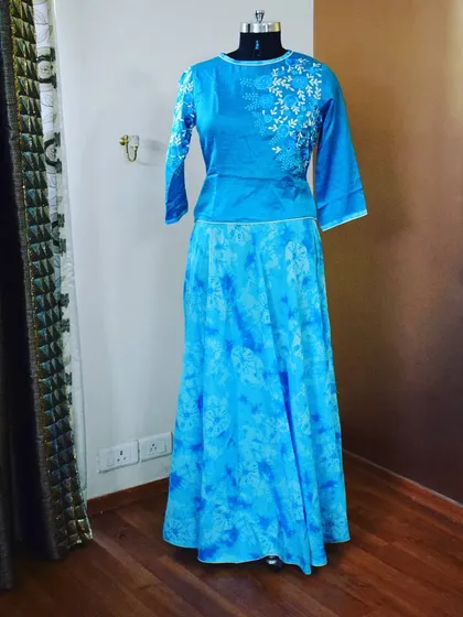 This two-piece set, featuring a custom-embroidered crop top and a matching tie-dye print skirt, is a great example of modern ethnic wear. It’s a comfortable yet stylish Indo-Western outfit perfect for a daytime event or a festive gathering.