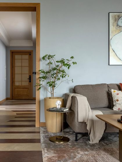 The open-plan living area at Aalay seamlessly connects to the circulation corridor. This design choice enhances the feeling of space and encourages interaction, while the consistent material palette ensures a cohesive and harmonious aesthetic throughout the home.