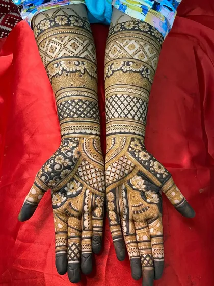 A beautiful example of a full-coverage design with bold floral patterns and intricate fillers, ensuring a rich and dark henna stain.