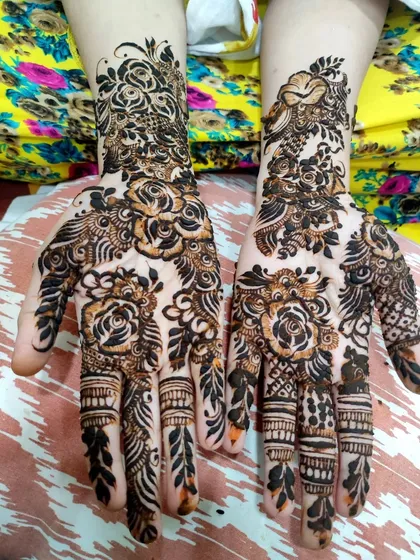 A quick and simple floral henna design that is perfect for any last-minute occasion.