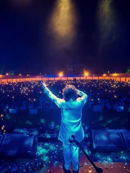 A sea of lights from the audience's phones, creating a galaxy of stars for us at the Pithe Puli Utsav. It's a truly magical sight that fills us with 'shukrana'.