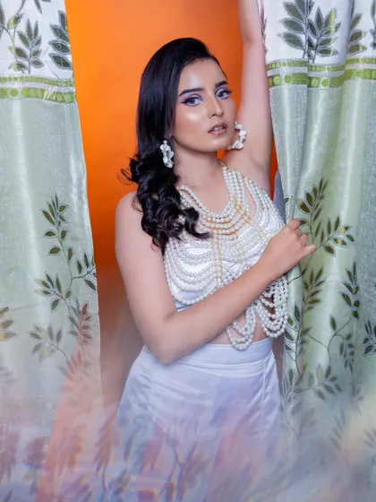 A creative pose from the high-fashion airbrush demo.