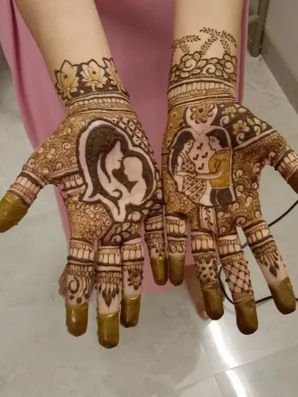 A very personal design showing a mother and child, along with a couple portrait. I can create figures of any family members to make your mehndi deeply meaningful.