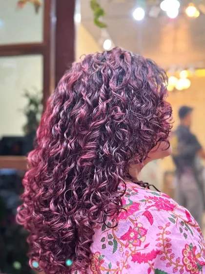 A fun and fruity Berry Red color. This look was created using a damage-free formula, ensuring these tight curls stay healthy, defined, and vibrant.