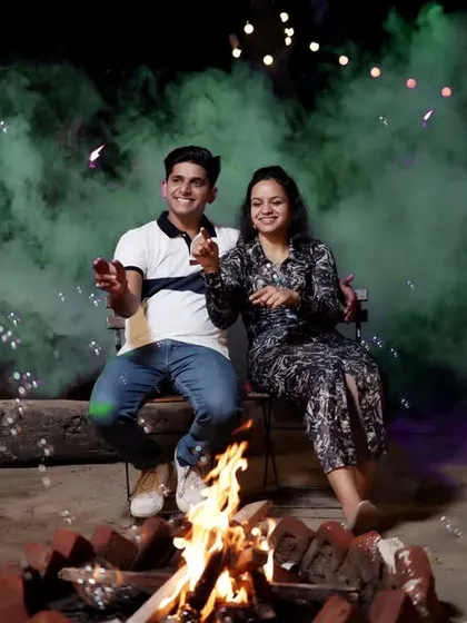 Creating a cozy and fun atmosphere with a bonfire, smoke effects, and bubbles for a night shoot. This setup is great for capturing playful and relaxed moments between a couple.