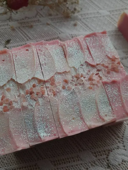A detailed look at the top of the HOPE soap loaf, which I sprinkle with Himalayan pink salt and a touch of shimmer. It adds a bit of sparkle and gentle exfoliation.