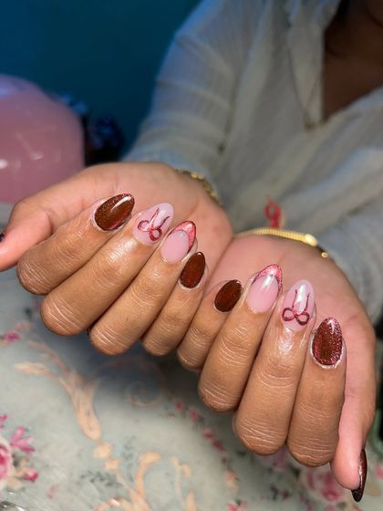 Cute and glamorous at the same time. This set features a shimmery red cat eye polish with hand-painted bow details on the accent nails.